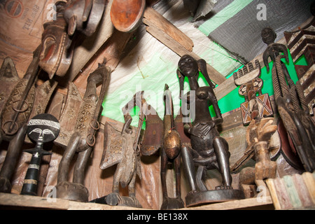 Les sculptures sur bois sont en vente à Abuja, la capitale nigériane. Banque D'Images