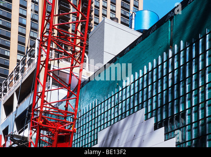 Construction d'une grue sur le chantier de construction, dans l'Upper West Side de Manhattan, New York.Architecture moderne en arrière-plan.Immobilier à New York, Etats-Unis Banque D'Images