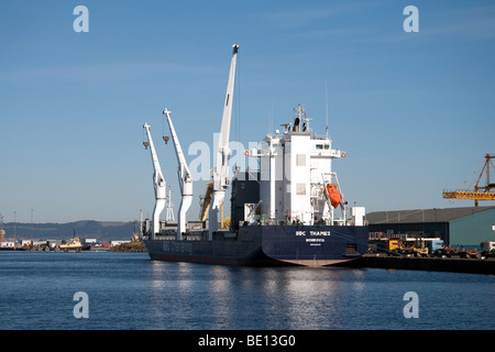 Un grand cargo amarré à un quai dans l'Edinburgh Leith Docks Banque D'Images