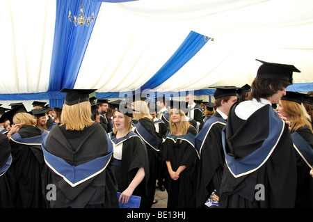 Les diplômés d'université à cérémonie de remise des diplômes, l'Université d'Oxford Brookes, Headington, Oxfordshire, Angleterre, Royaume-Uni Banque D'Images