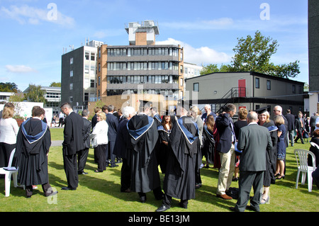 Les diplômés d'université à cérémonie de remise des diplômes, l'Université d'Oxford Brookes, Headington, Oxfordshire, Angleterre, Royaume-Uni Banque D'Images