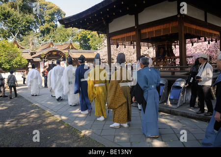 Les prêtres Shinto procéder à l'adoration, culte fête le fleur de cerisier au Sanctuaire Hirano, Kyoto, Japon, Asie de l'Est, Asie Banque D'Images