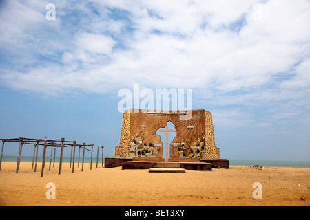 Le Mémorial du Grand Jubilé de l'an 2000 est l'un des nombreux monuments sur la plage de Ouidah, Bénin. Banque D'Images