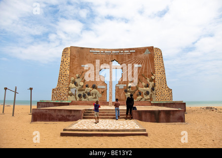 Le Mémorial du Grand Jubilé de l'an 2000 est l'un des nombreux monuments sur la plage de Ouidah, Bénin. Banque D'Images