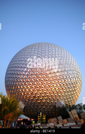 Centre Epcot à Disney World à Orlando en Floride au crépuscule Banque D'Images