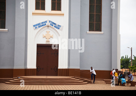 La basilique catholique à Ouidah, Bénin se trouve en face de la Temple vaudou des Pythons. Banque D'Images