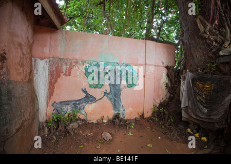 La peinture murale au Temple de pythons à Ouidah, Bénin. Banque D'Images
