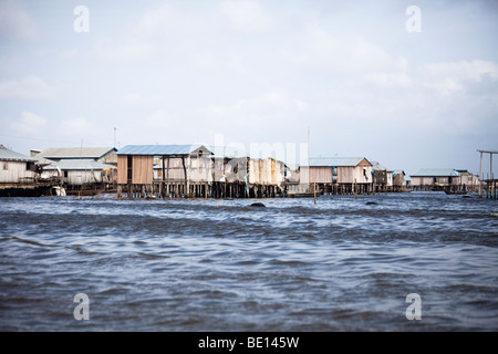 Le long de la côte du Bénin Cotonou Ganvie, entre et les pêcheurs vivent dans des maisons sur pilotis dans l'océan. Banque D'Images