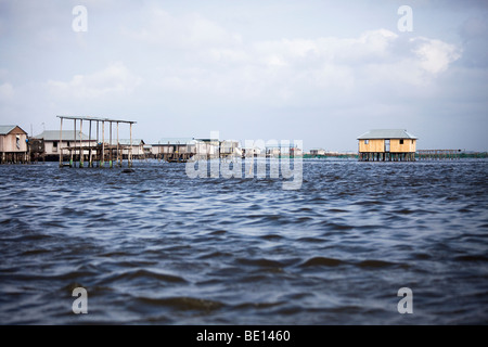 Le long de la côte du Bénin Cotonou Ganvie, entre et les pêcheurs vivent dans des maisons sur pilotis dans l'océan. Banque D'Images