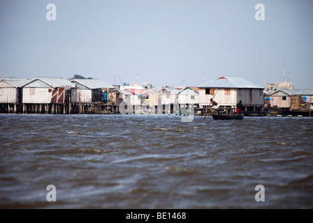 Le long de la côte du Bénin Cotonou Ganvie, entre et les pêcheurs vivent dans des maisons sur pilotis dans l'océan. Banque D'Images