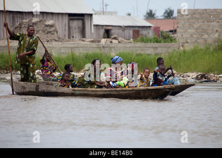 Maisons délabrées bordent la côte du Bénin près de Cotonou. Vivre à côté de l'océan, les bateaux deviennent un moyen de transport. Banque D'Images