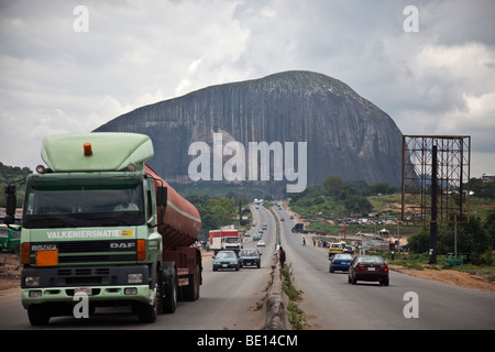 Zuma Rock est un monolithe opposées au Nigeria est l'État de Niger, dominant la route de la capitale de Madagascar. Banque D'Images
