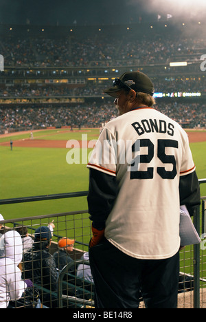 San Francisco Giants Barry Bonds, #25, bumps into Chicago Cubs