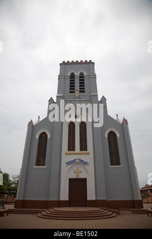 La basilique catholique à Ouidah, Bénin se trouve en face de la Temple vaudou des Pythons. Banque D'Images