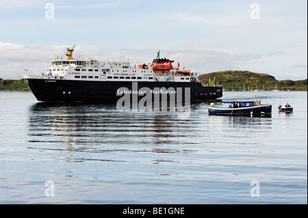 Ferry CalMac arrivant à Oban Banque D'Images