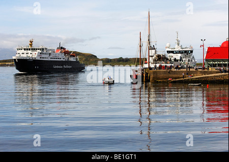 Ferry CalMac arrivant dans le port d'Oban Banque D'Images