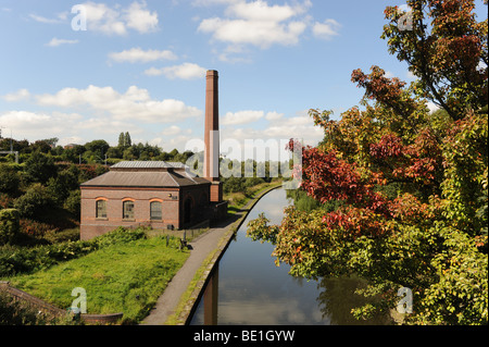 La nouvelle station de pompage à Smethwick Sandwell et l'ancien canal de la ligne principale de Birmingham Banque D'Images