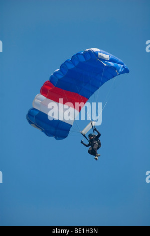 Skydiver entrant pour l'atterrissage. Banque D'Images