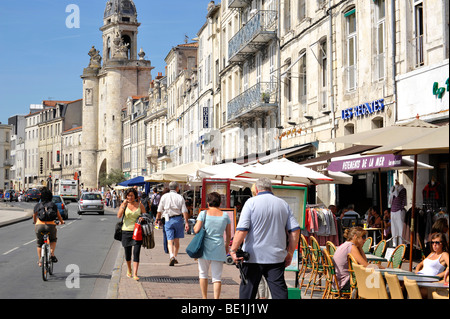 Scène de rue à La Rochelle port, France Banque D'Images