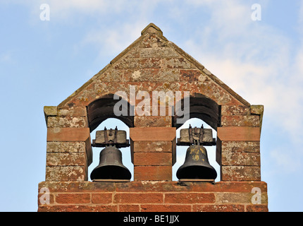 Bellcote double. Église de Saint Michel et de tous les anges. Addingham, Cumbria, Angleterre, Royaume-Uni, Europe. Banque D'Images