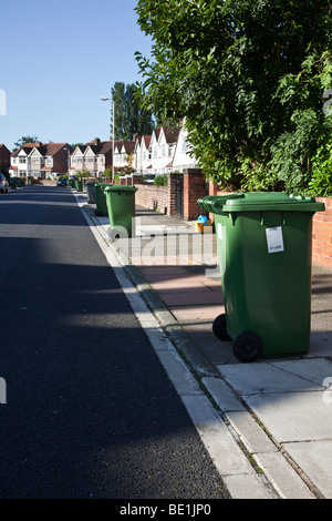 “Bin Blignted” Streets non- Recyable Waste Ugly Clutter Wheelie Bins, les poubelles de ménage sur le bord de la route à Highfield Road, Southport, Merseyside Royaume-Uni Banque D'Images
