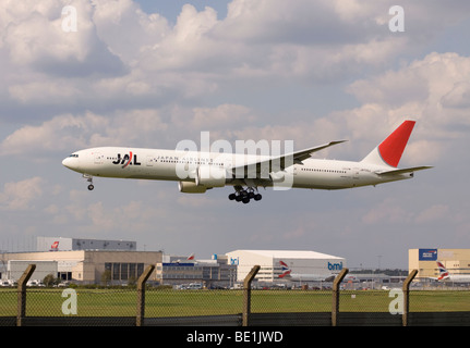 JA733J JAL Japan Airlines Boeing 777-346ER à l'atterrissage à l'aéroport de Londres Heathrow Banque D'Images