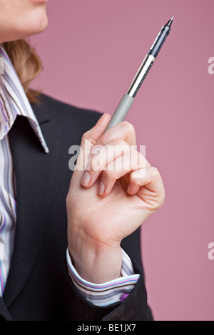 Detail shot of woman's hand gesturing with pen Banque D'Images