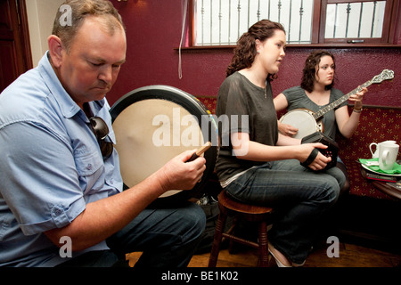 Session de musique traditionnelle irlandaise, Tulla, Irlande Banque D'Images