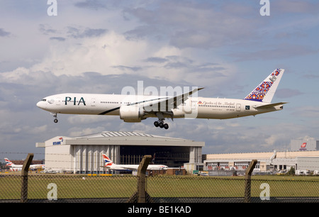 AP-BHW PIA Pakistan International Airlines Boeing 777-340/ER L'atterrissage à l'aéroport de Londres Heathrow Banque D'Images