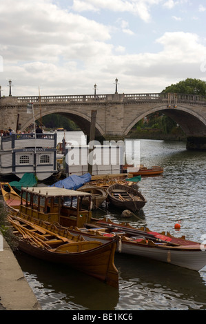 Plaisir en bois Location de bateaux d'aviron sur la Tamise à Richmond Surrey en Angleterre avec le pont en arrière-plan Banque D'Images