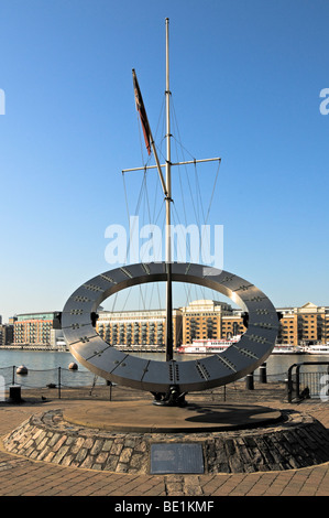 Horloge cadran solaire par St Katherines Docks sur la rive nord de la Tamise, Londres Banque D'Images