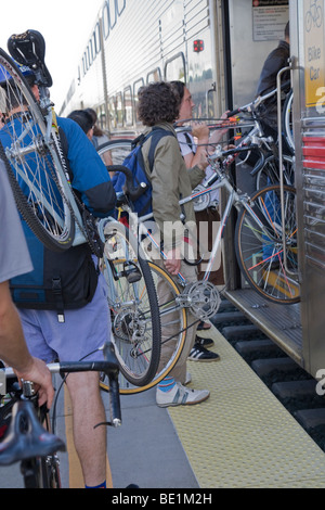 Les cyclistes transportant des bicyclettes et de l'attente dans la ligne d'administration sur la plate-forme de voiture vélo Caltrain. Mountain View, Californie, USA Banque D'Images
