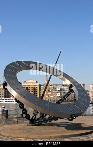 Horloge cadran solaire par St Katherines Docks sur la rive nord de la Tamise, Londres Banque D'Images