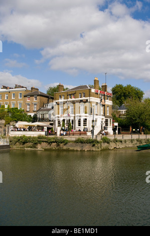 La croix blanche sur les rives de la Tamise Richmond Surrey England Banque D'Images