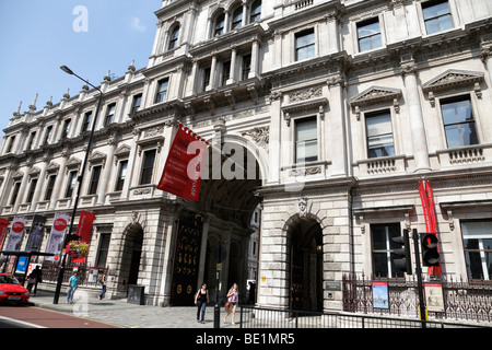 Façade de Burlington house home d'un certain nombre de sociétés et de la Royal Academy of Arts Piccadilly Londres Uk Banque D'Images