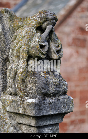 Figure féminine en pleurs sur pierre tombale. Église de Saint Michel et de tous les anges. Addingham, Cumbria, Angleterre, Royaume-Uni, Europe Banque D'Images