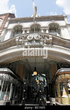 Entrée de la Burlington Arcade britains premier passage couvert pour le shopping a ouvert ses portes en 1819 Piccadilly Londres Uk Banque D'Images