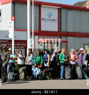 Arrêt de bus bondés des ferries Red Funnel hors billetterie et l'aérogare Southampton England UK Banque D'Images