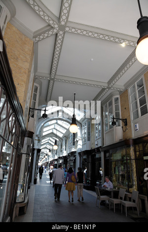 Intérieur de la Burlington Arcade britains premier passage couvert pour le shopping a ouvert ses portes en 1819 Piccadilly Londres Uk Banque D'Images