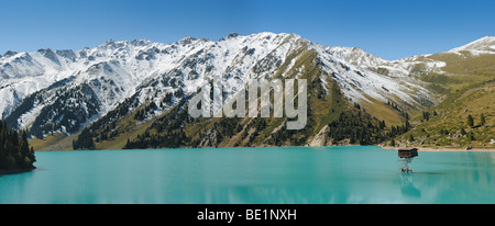 Big Almaty Lake. Vue panoramique du lac de montagne près de la ville d'Almaty, Kazakhstan, en Asie centrale Banque D'Images