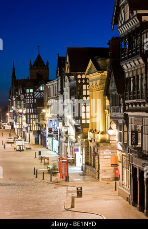 Lignes médiévale Bâtiments sur Eastgate Street at Night, Chester, Cheshire, Angleterre, RU Banque D'Images