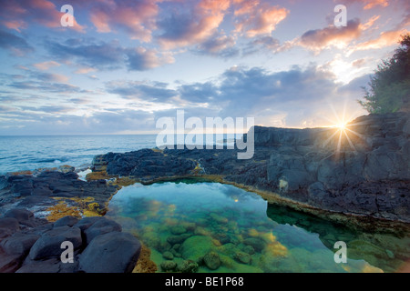 Imprimeur de la baignoire avec le lever du soleil. Kauai, Hawaii. Banque D'Images