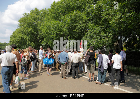 Les foules se rassemblent pour écouter au Speakers Corner Hyde Park London uk Banque D'Images