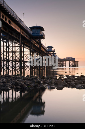 Jetée de Llandudno au lever du soleil, Llandudno, Gwynedd, au nord du Pays de Galles, Royaume-Uni Banque D'Images