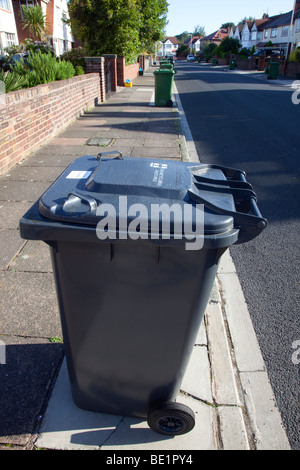 “Bin Blignted” Streets non- Recyable Waste Ugly Clutter Wheelie Bins, les poubelles de ménage sur le bord de la route à Highfield Road, Southport, Merseyside Royaume-Uni Banque D'Images