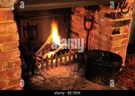 Un feu ouvert traditionnel dans un vieux pub anglais, le Lyon rouge, Hurley, Berkshire, Royaume-Uni Banque D'Images