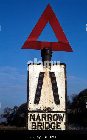 Style ancien pont étroit panneau d'avertissement, Denbighshire, Rhuddlan, Pays de Galles, 1975 Banque D'Images