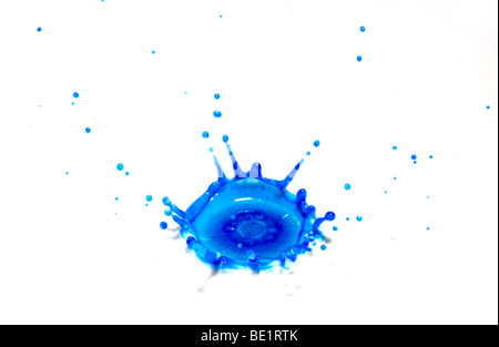 L'impact des gouttelettes d'encre haut-débit technique photographique montrant coronet qui forme après une gouttelette frappe la surface d'un liquide Banque D'Images