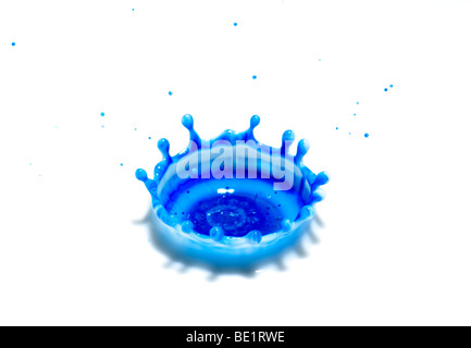 L'impact des gouttelettes d'encre haut-débit technique photographique montrant coronet qui forme après une gouttelette frappe la surface d'un liquide Banque D'Images
