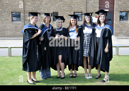 Les diplômées universitaires à cérémonie de remise des diplômes, l'Université d'Oxford Brookes, Headington, Oxfordshire, Angleterre, Royaume-Uni Banque D'Images